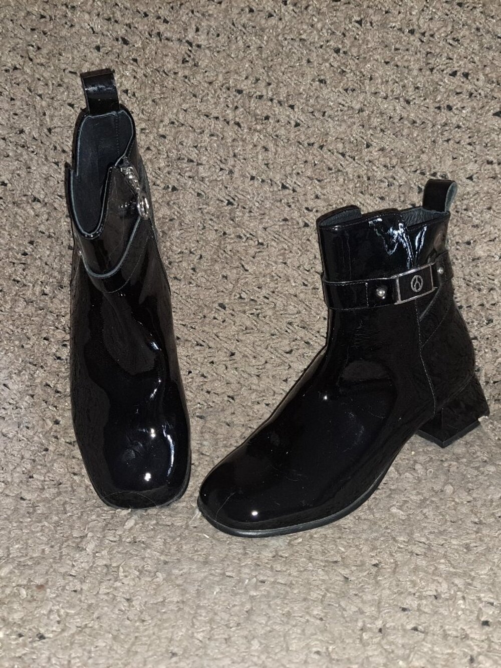 THE WISHBONE COLLECTION-Black Patent Leather Bootie-Side Zip-Sz 8.5-Near Mint